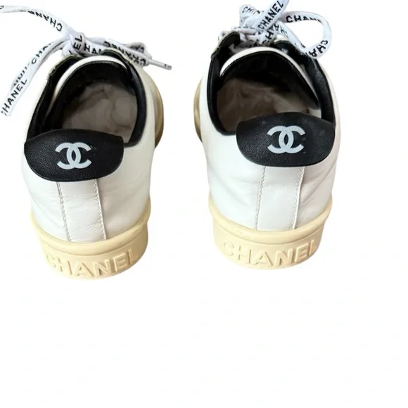 Chanel Leather Sneakers Size: EU 37
Color: White with cream sole
Made in Italy - Picture 3 of 7